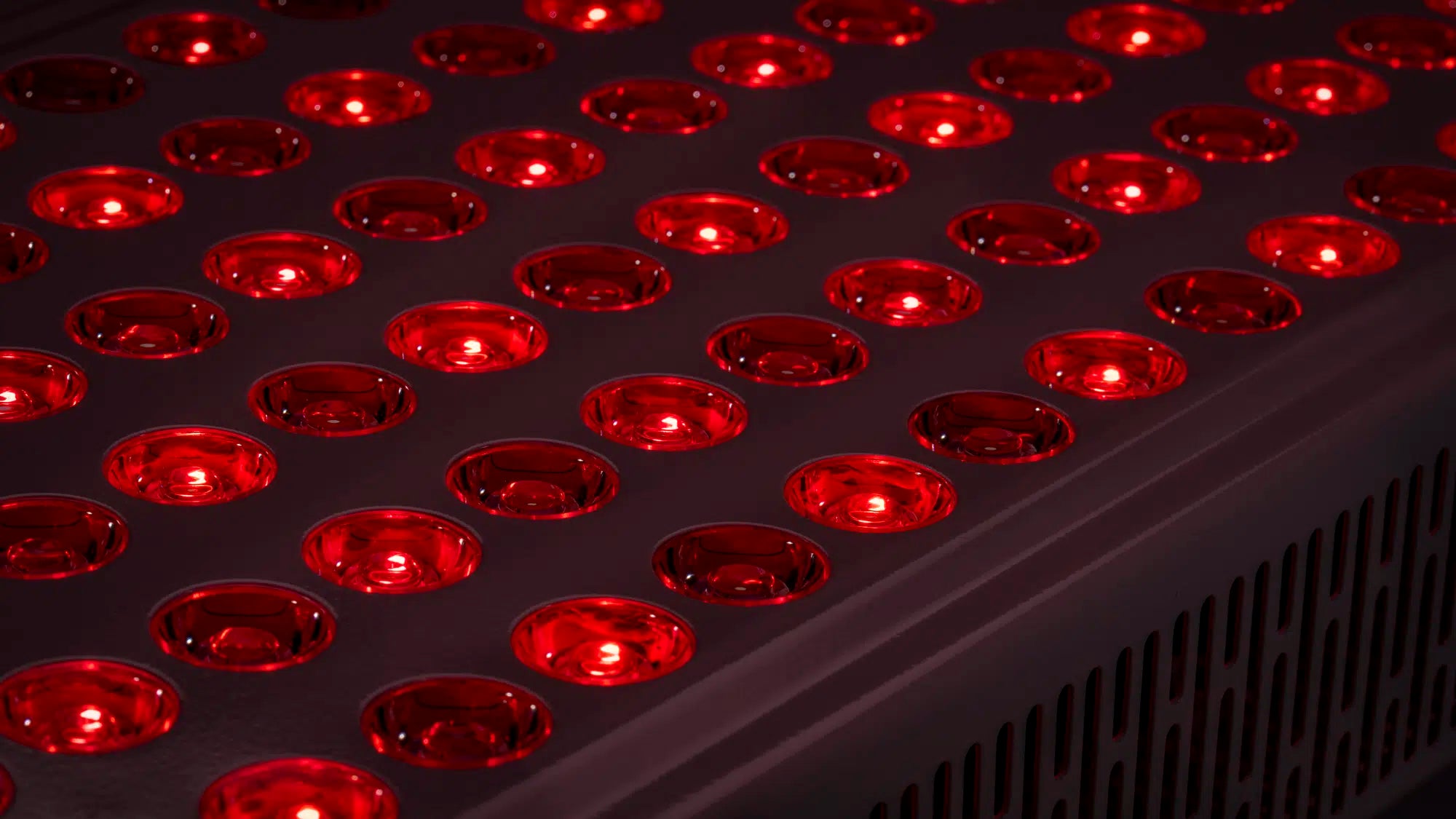 Близък план на червени LED диоди за светлинна терапия